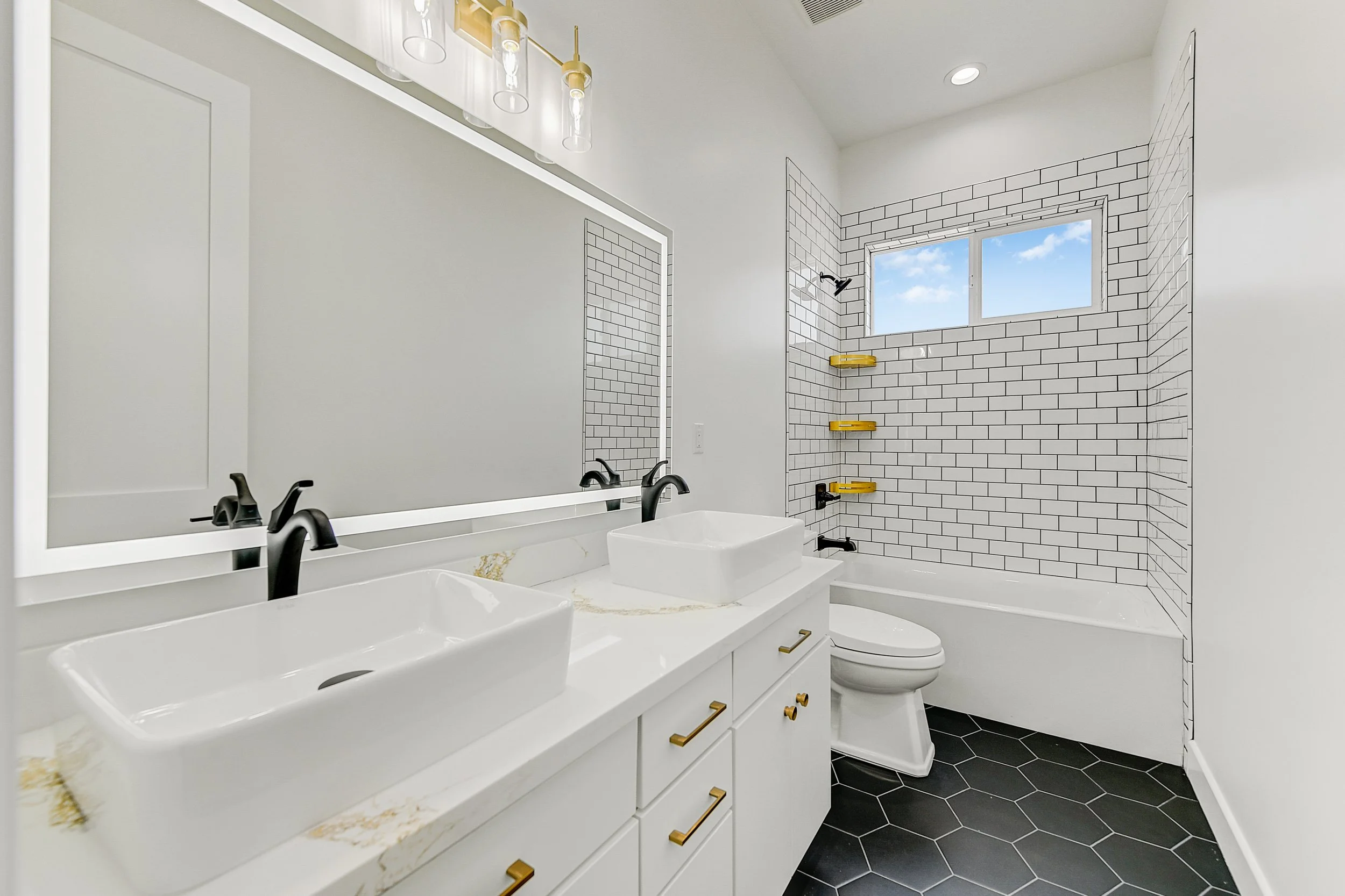 21-Full Bathroom.jpg